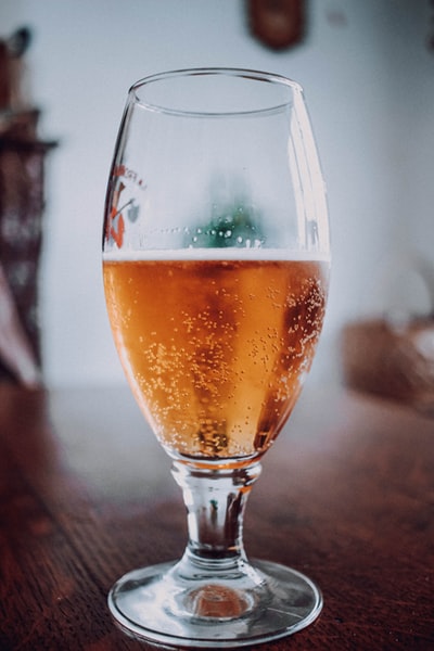 清楚酒杯与棕色的液体
